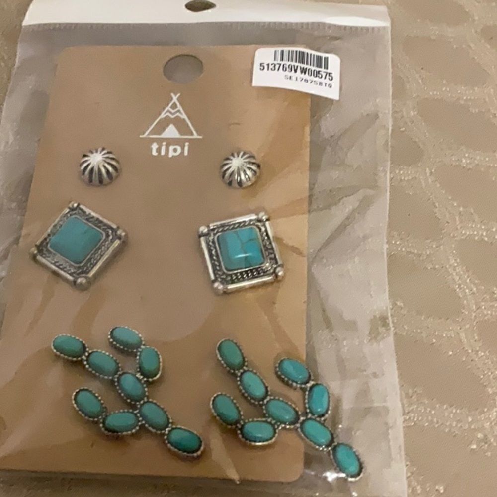 NWT western earrings set.
